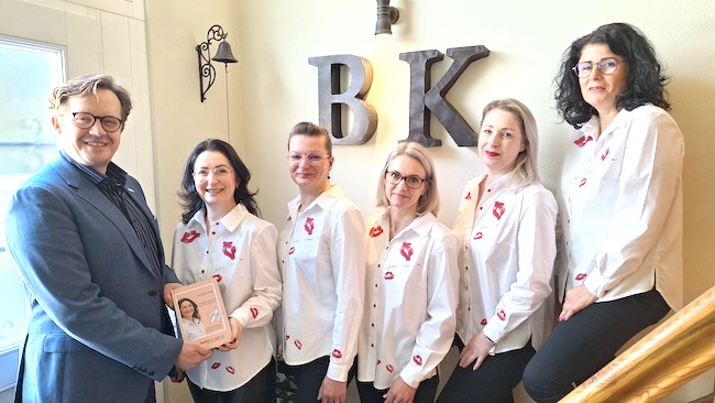 Bürgermeister Andreas Pfeiffer trifft auf Senftenbergs Schönheits-Expertinnen von Kosmetik Barke. V.l.: Bürgermeister Pfeiffer,  Jana Barke-Keller, Silvana Lucas, Katrin Schöne, Alena Barke-Kühn und Grit Langas.