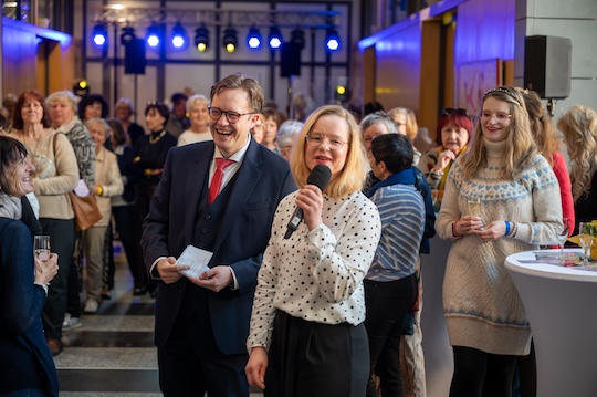 Mit einem Glas Sekt haben Bürgermeister Andreas Pfeiffer und Amtsleiterin Anne Dick (vorn) Senftenbergs Frauen im Rathaus empfangen und damit zugleich ihre Wertschätzung ausgedrückt.