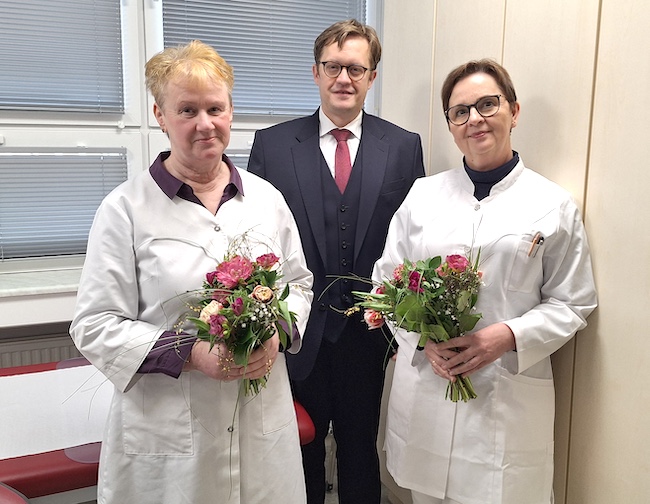 Bürgermeister Andreas Pfeiffer freut sich über den gelungenen nahtlosen Praxisübergang. Manuela Weise (l.) geht im April in den wohlverdienten Ruhestand, Neurologin Katarzyna Naturska hat bereits übernommen. Die Praxis nimmt aktuell auch noch neue Patienten auf.
