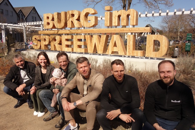 Der Tourismusverein hat den Fotopunkt auf den Weg gebracht. Zu den Initiatoren und an der Umsetzung Beteiligten gehören (v. r.): Tino Meier, Dan Münzberg, Vereinsvorsitzender Veit Anders, Felix Dunkel, Tanja Urban und Bürgermeister Bernd Ragotzky; nicht auf dem Foto sind die Mitinitiatoren Asja Scholz, Dirk Meier, Marco Giedow und Rainer Schmidt.