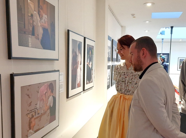 In der Cottbuser Buchhandlung Hugendubel begeisterte im vergangenen Jahr die Ausstellung „Übers Jahr in Schwarzweiß & Farbe“ (Foto von der Vernissage). Nun wird ein Teil der Arbeiten in der Burger Amtsverwaltung zu sehen sein.