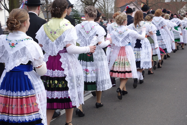 In Briesen/Brjazyna gibt es in diesem Jahr die 150. Fastnacht. Aus Anlass des Jubiläums feiern Jung und Alt gemeinsam. Das Foto stammt von der Jugendfastnacht 2024.
