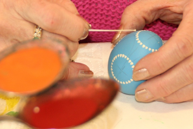 Das Verzieren sorbischer Ostereier mittels Wachsreservetechnik kann man im Heimatmuseum Dissen lernen.