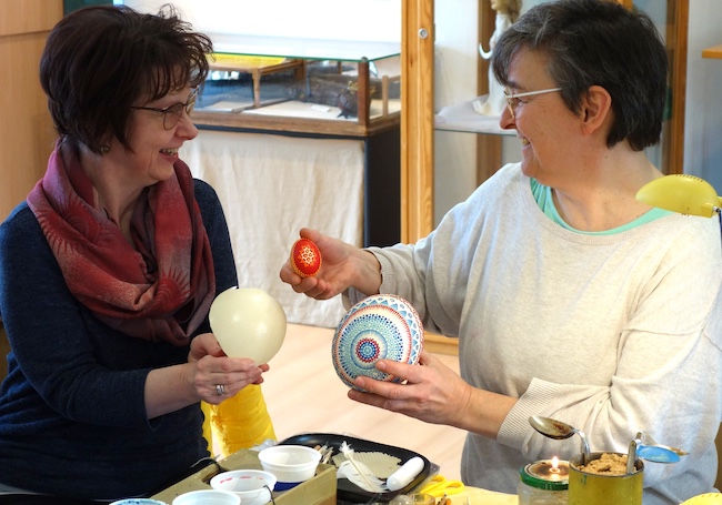 Bärbel Schubert erläutert bei Schauvorführungen, wie sorbische Ostereier entstehen. Neben Hühnereiern werden heute gerne auch mal größere Eier wie von Ente, Gans oder Strauß gestaltet.