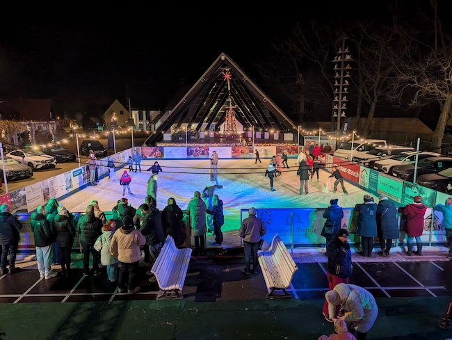 Die Eisbahn am Abend