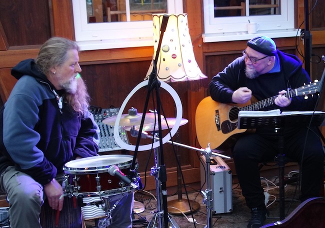 „Die Bartlosen“ in kleiner Besetzung am Bootshaus Leinweber: Michael und Torsten begeistern ihre Fans mit deutschem und internationalen Songs aus Rock und Pop.
