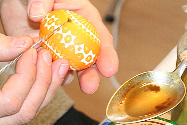 Mit Farbe, Wachs und Federkiel entstehen in der Wachsreservetechnik wunderbare sorbische Ostereier.