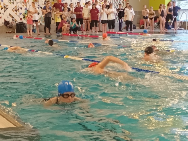 24-Stunden-Schwimmen in der Schwimmhalle Forst (Lausitz)