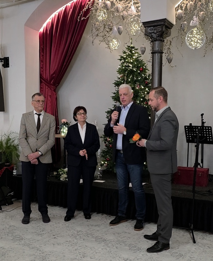 Aufsichtsratsvorsitzender Michael Lindner (links) und Vorstandsvorsitzender Frank Baer (2.l.r.) verabschieden sich von Beate Burtchen und begrüßen den neuen Vertriebsleiter der Bank Sten Byhain (rechts)