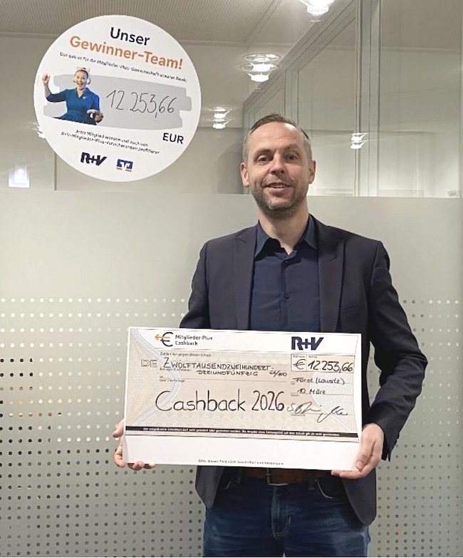 Sten Byhain, Vertriebsleiter der Volksbank Spree-Neiße eG, nahm die Cashback-Summe im Namen der Volksbank-Mitglieder entgegen.