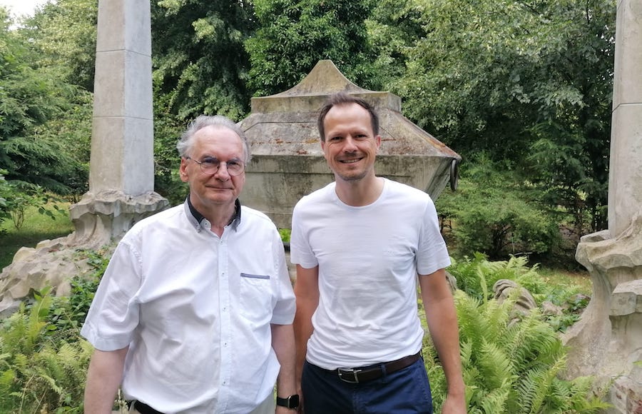 Im Schlosspark Brody (Pförten): Ministerpräsident Dr. Reiner Haseloff und Dr.-Ing. Claudius Wecke am restaurierten Sarkophag aus dem Jahr 1780.