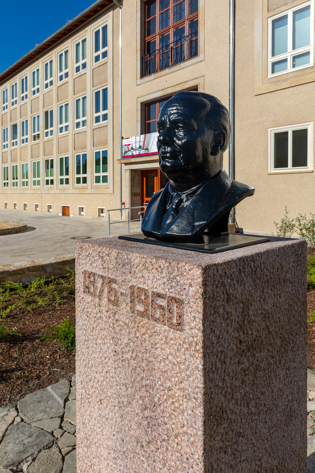 Die Büste von Wilhelm Pieck vor der ehemaligen Wilhelm-Pieck-Schule – heute das Pflegefachzentrum Guben – erinnert an den in Guben geborenen Politiker.