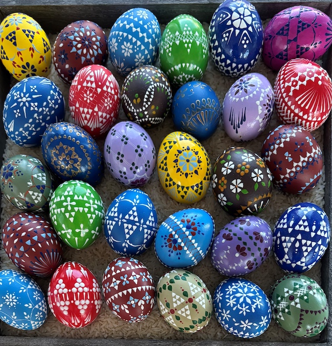 Mit Bossiertechnik verzierte Eier