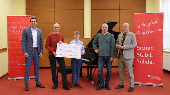 Am Dienstag den 13. Januar 2026, fand in der Städtischen Musikschule „Johann Crüger“ die offizielle Scheckübergabe der Sparkasse Spree-Neiße statt.