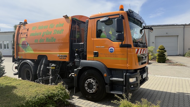 Kehrmaschine der Städtische Werke Guben GmbH. © Stadt Guben, LehmannDas Bild darf honorarfrei veröffentlicht werden. Kehrmaschine der Städtische Werke Guben GmbH.