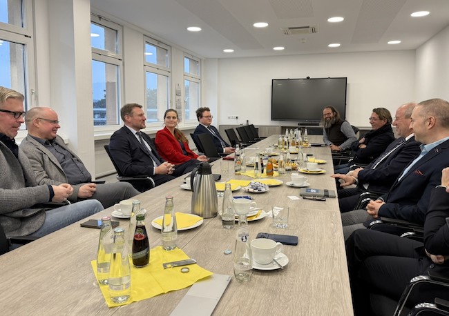 Blick in die Gesprächsrunde vor der Werksbesichtigung Bifi/Jack Link's
