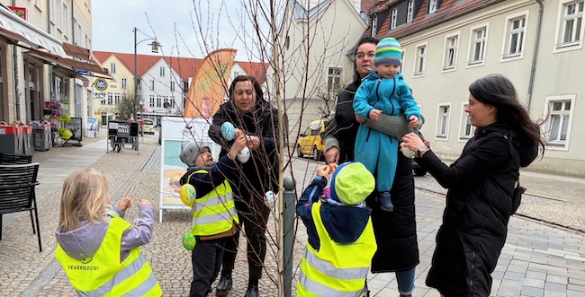 Kita Graustein: Kita-Kinder haben in der Innenstadt von Spremberg bunte Eier aus Kunststoff an kleinen Birken aufgehängt. Mit großer Begeisterung halfen unter anderem die Mädchen und Jungen aus der Kita Graustein dabei, das Stadtzentrum zu schmücken.