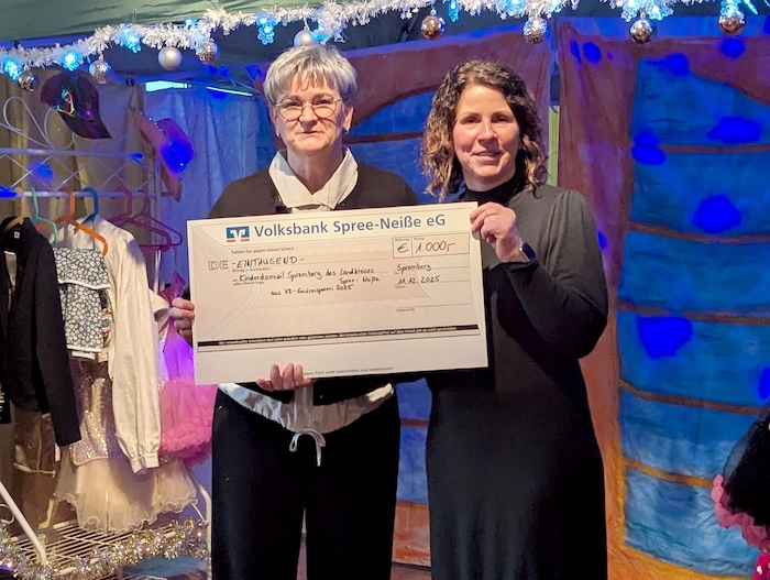 Frau Uta Klausch von der Volksbank Spree-Neiße eG übergibt den Scheck an die Leiterin des Kinderdomizils Spremberg Frau Corinna Klonz-Wille.