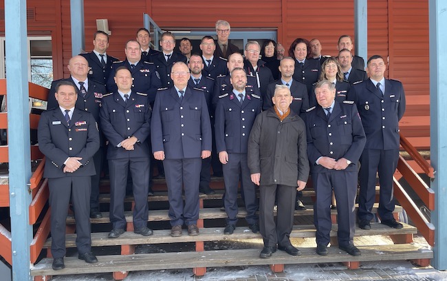 Gruppenbild aller Anwesenden; Foto mit älterem Herren zusammen mit Frau Herntier: Klaus Richter, der seit 60 Jahren Feuerwehrmann ist.