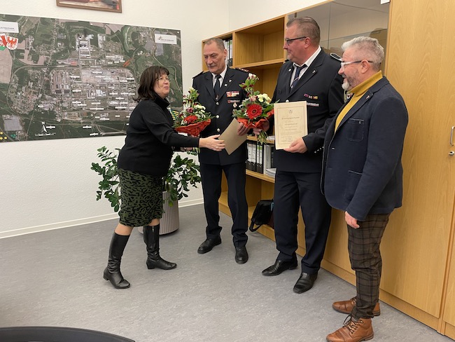 Bürgermeisterin Christine Herntier gratuliert Frank Balkow zur Wiederwahl als Stadtwehrführer und Lars Wuschech (2.v.r.) als dessen Stellvertreter. Frank Kulik (re) freut sich über die neu aufgestellte Wehrführung.
