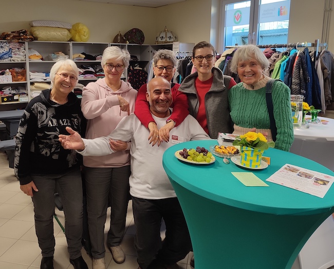 r: Sie haben die Kleiderkammer 2016 aus der Taufe gehoben und freuten sich über die Wertschätzung, die ihnen bei dieser Veranstaltung von Seiten der Stadt und des Landkreises entgegengebracht worden ist.