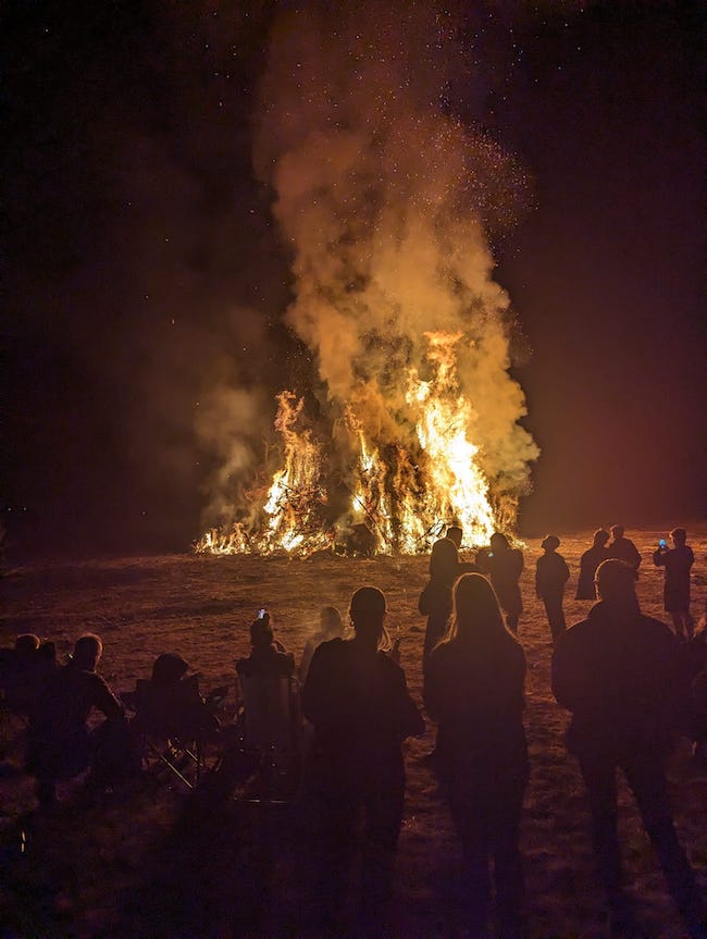 Ein Osterfeuer, wie es in der Lausitz typisch ist