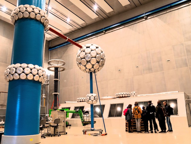 Teilnehmende am BTU-Programm zum Zukunftstag 2025 in der Hochspannungshalle am Zentralcampus Cottbus.