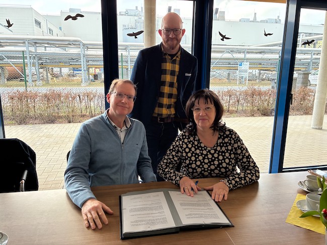 Mit der BTU Cottbus-Senftenberg gibt es nun eine weitere Partnerin beim Projekt Innovatorium Lausitz (ILAU) am Industriepark Schwarze Pumpe (ISP). Den Letter of Intent (LOI) haben Christine Herntier, Verbandsvorsteherin des Zweckverbandes ISP und Bürgermeisterin der Stadt Spremberg/Grodk, der hauptberufliche Vizepräsident für Forschung und Transfer an der BTU, Prof. Dr. Michael Hübner (links), sowie die Geschäftsführerin des ZV ISP, Petra Axel (nicht im Bild), unterzeichnet. Projektleiter ist Alexander Scharfenberg von der ASG Spremberg.