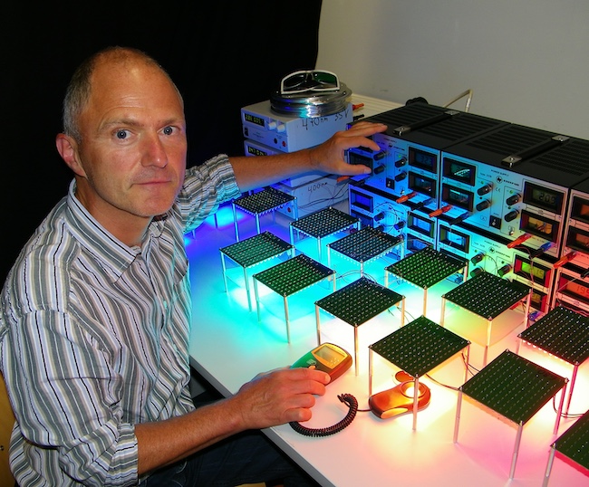 Prof. Christian Weickhardt an der Bestrahlungseinrichtung für historische Farbstoffe und Pigmente