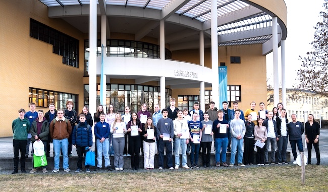 Sieger und Teilnehmer des neuen Regionalwettbewerbs Jugend forscht für Südbrandenburg vor dem Konrad-Zuse-Medienzentrum an der BTU in Senftenberg.