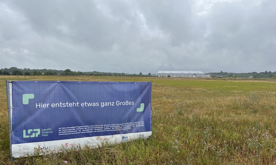Nach dem Fototermin bleibt noch der Blick auf das Banner auf dem Areal des Lausitz Science Park