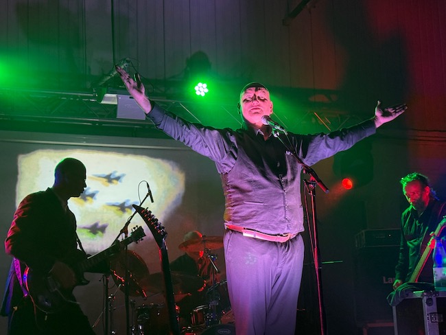Die Band Sandow („Born in the G.D.R.) spielte kürzlich in der Pentacon-Halle des ehemaligen Zuchthauses.