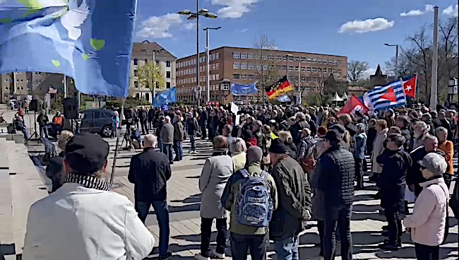 Friedensdemo in Cottbus am Stadthallenvorplatz