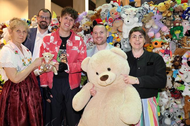 Der Cottbuser Künstler Martin Schüler mit weiteren Unterstützern vor den Kuscheltieren