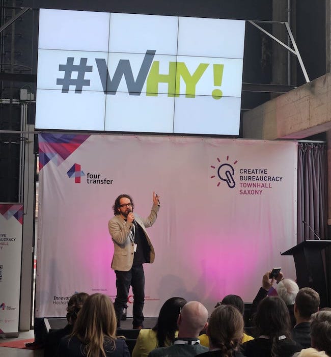 Robert Böhme von Pressestelle der Stadt Hoyerswerda stelle die Kommunikationsstrategie beim Creative Bureaucracy Townhall Saxony in Dresden vor.