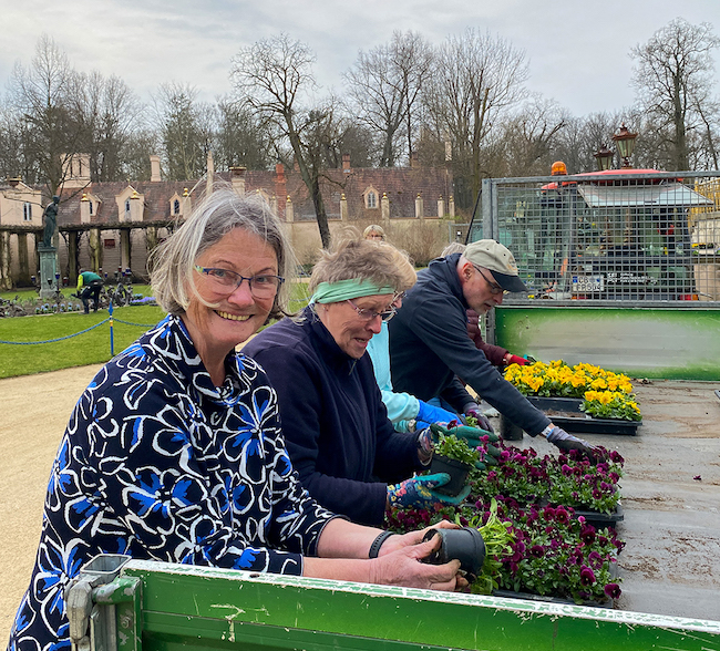 Unterstützung bei der Frühjahrsbepflanzung durch Mitglieder des Fördervereins Fürst Pückler in Branitz e.V.