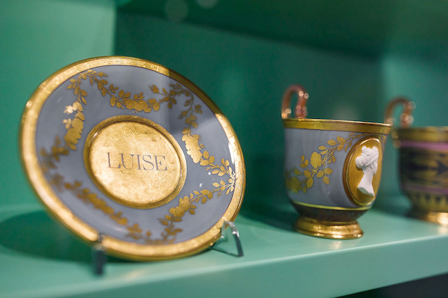 Die preußische Königin Luise besuchte 1802 gemeinsam mit ihrem Gemahl Friedrich Wilhelm III., Schloss Schlobitten. Daran erinnert diese Tasse aus Biskuitporzellan, mit dem Porträt der Königin, die um 1810 in der Königlichen Porzellanmanufaktur Berlin entstand. Sammlung Dohna in Doberlug. Eigentum der Stiftung Preußische Schlösser und Gärten Berlin-Brandenburg, erworben mit Zuwendungen der Stiftung Deutsche Klassenlotterie Berlin.