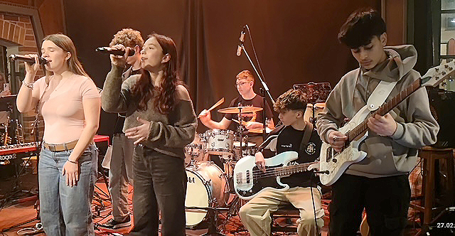 Mit voller Energie auf der Bühne: Die Band „Confused“ begeistert das Publikum bei der Offenen Bühne im Brauhaus Finsterwalde.