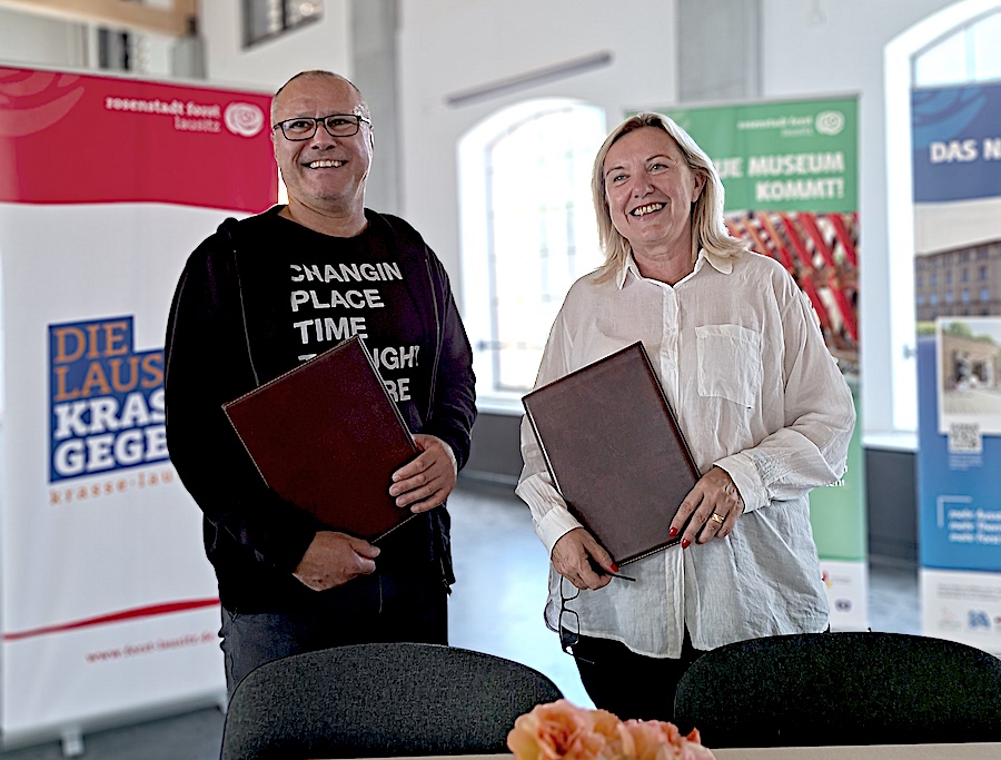 Bürgermeisterin Simone Taubenek und Daniel Ris, Intendant der Neuen Bühne Senftenberg