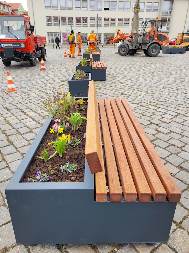 Der Regiebetrieb Baubetriebshof und Stadtgrün tauschte am 31. März die alten Pflanzkübel gegen das neue Stadtmobiliar aus.