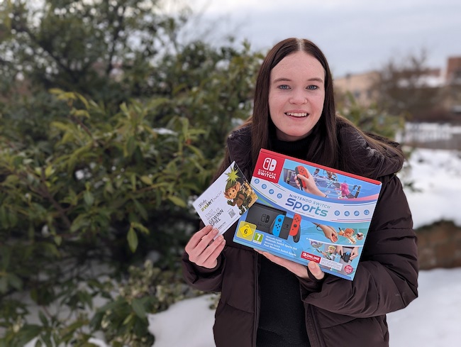 Große Freude bei der #WHY!NACHT 2025: Hauptgewinnerin Finnja Müller freut sich über ihr Nintendo Switch Sports-Set. Gemeinsam mit einer Freundin war sie erstmals beim Stadtwandler-Gewinnspiel unterwegs.