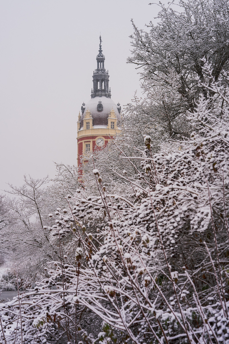Schloss Bad Muskau in Schnee gehüllt