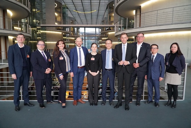Teilnehmer des Kontaktgesprächs im Deutschen Bundestag, mittig v.l.n.r.: Landrat Dr. Stephan Meyer, Leiterin des Wirtschaftsbüros Taipeh der Deutschen Außenhandelskammer Dr. Eva Langerbeck, Repräsentant der Taipeh-Vertretung in der Bundesrepublik Deutschland Dr. Klement Gu, Bundestagsabgeordneter Florian Oest