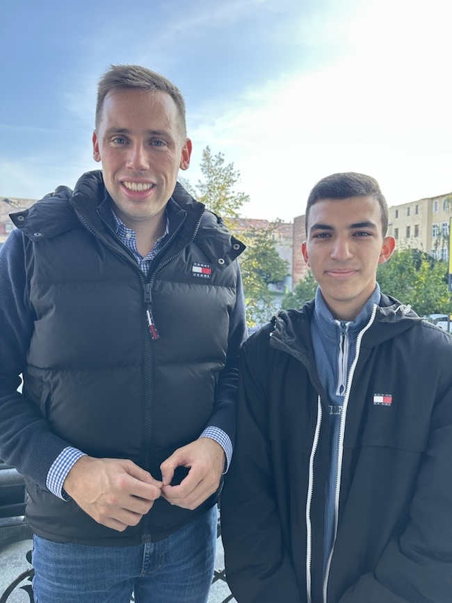 Florian Oest MdB mit Schüler Andri Grigoryan aus Görlitz, dem letztjährigen Jugend-und-Parlament-Teilnehmer aus der Oberlausitz