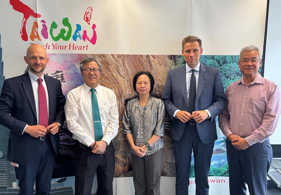 Florian Oest MdB, Landrat Dr. Stephan Meyer im Gespräch mit Prof. Dr. Shieh, Repräsentant von Taiwan und Mitarbeitern in der Vertretung in der Bundesrepublik Deutschland