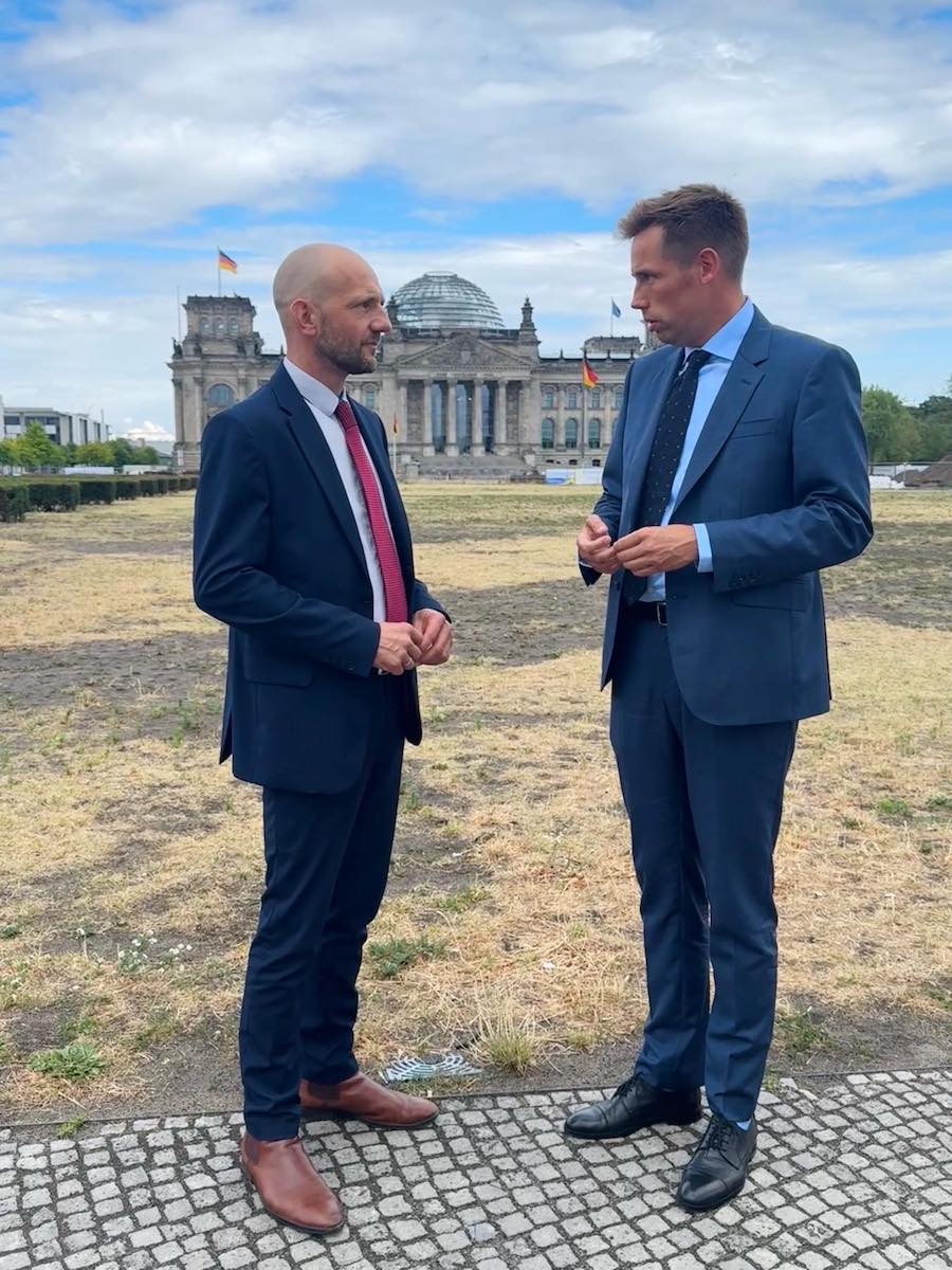 Dr. Stephan Meyer und Florian Oest MdB vor dem Bundestag