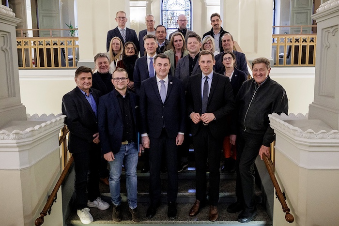 Parlamentarischer Staatssekretär Christian Hirte MdB (2. Reihe 2.v.l.), Oberbürgermeister Thomas Zenker (2. Reihe 3.v.l.), Hejtman Martin Puta (1. Reihe 3.v.l.), Florian Oest (1. Reihe 4.v.l.) und weitere Oberbürgermeister, Bürgermeister und Wirtschaftsve