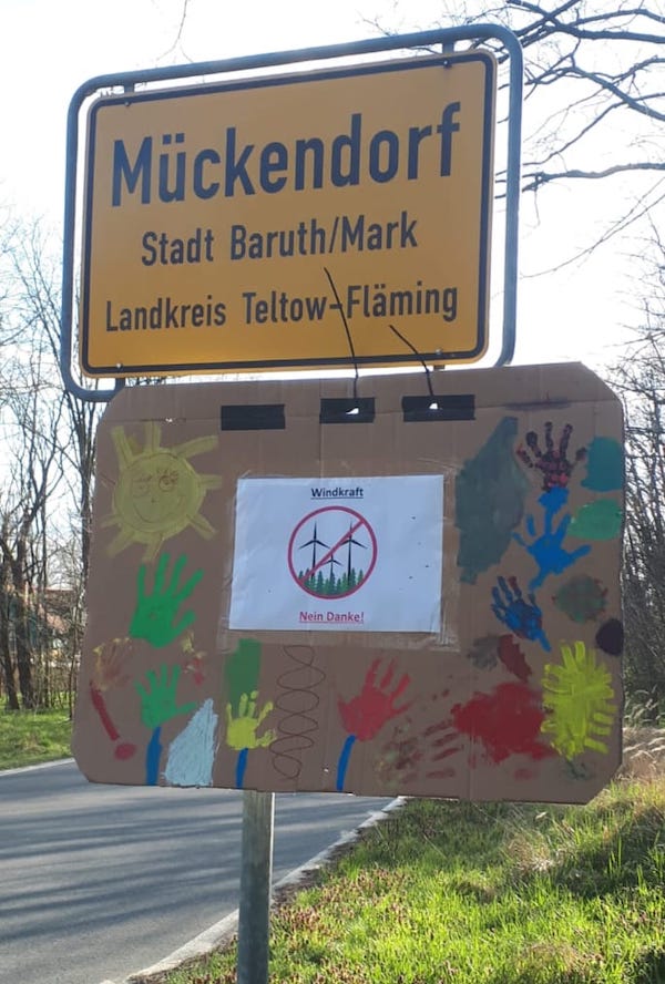 Bereits auf dem Ortseingangsschild wird durch die Bürger auf die Thematik hingewiesen.