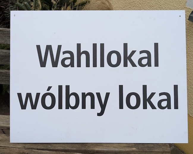Eingangsschild zu einem Wahllokal im Spree-Neiße-Kreis