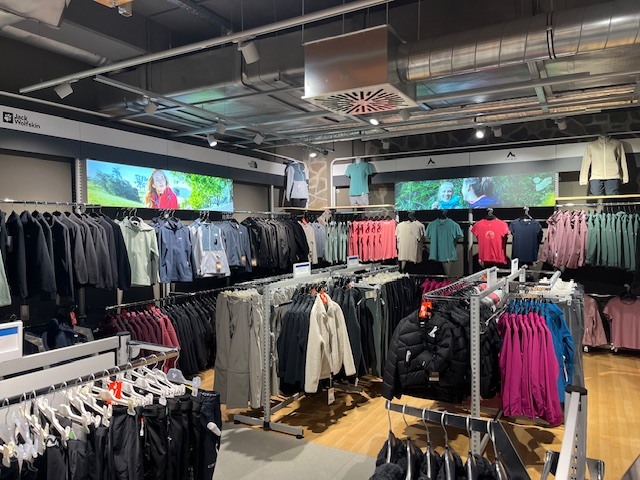 INTERSPORT Wawrok eröffnet am 26. März 2026 nach einem umfassenden Totalumbau seinen erweiterten Store im Blechen Carré in Cottbus neu.